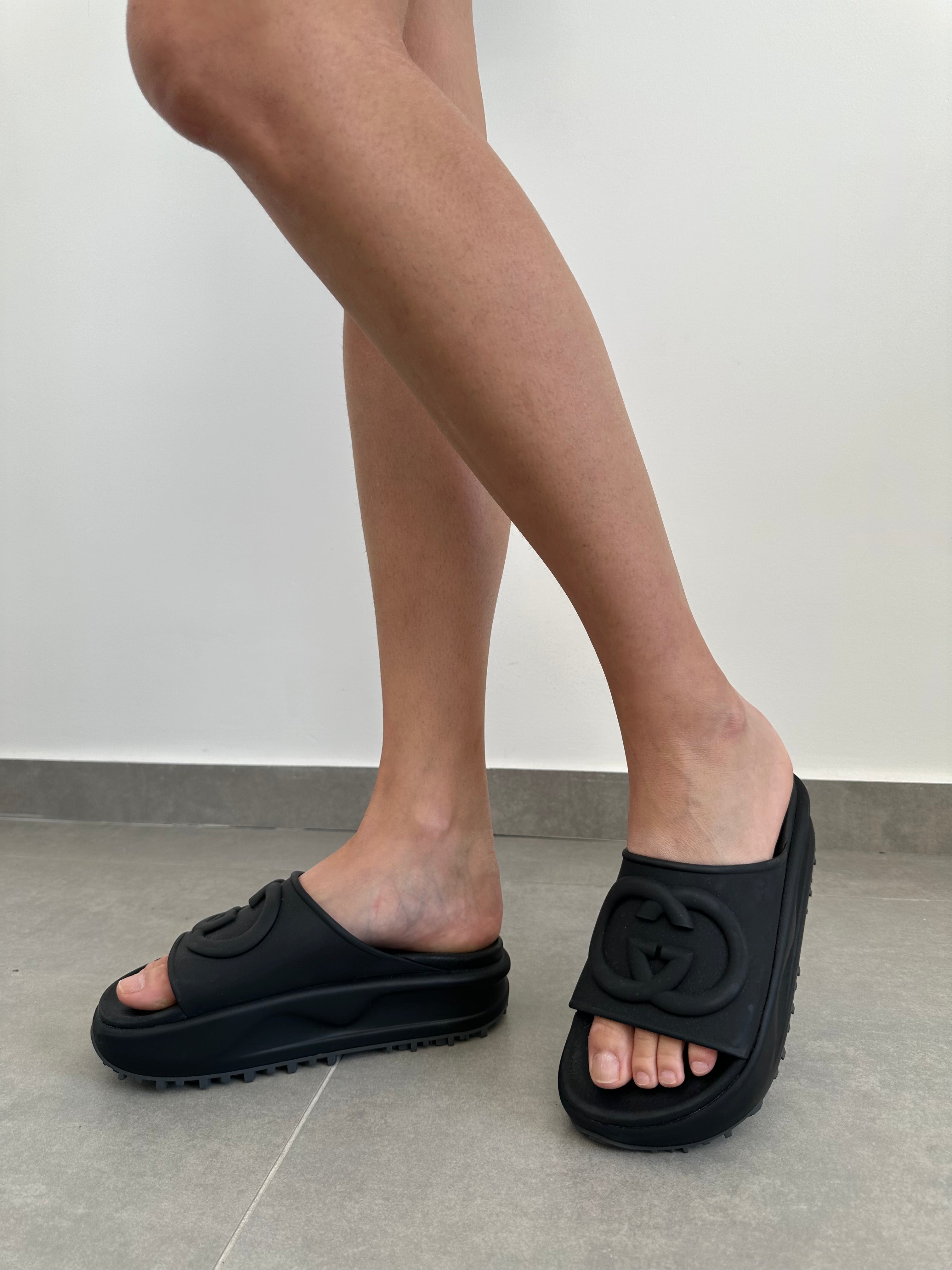 Interlocking G slide sandals