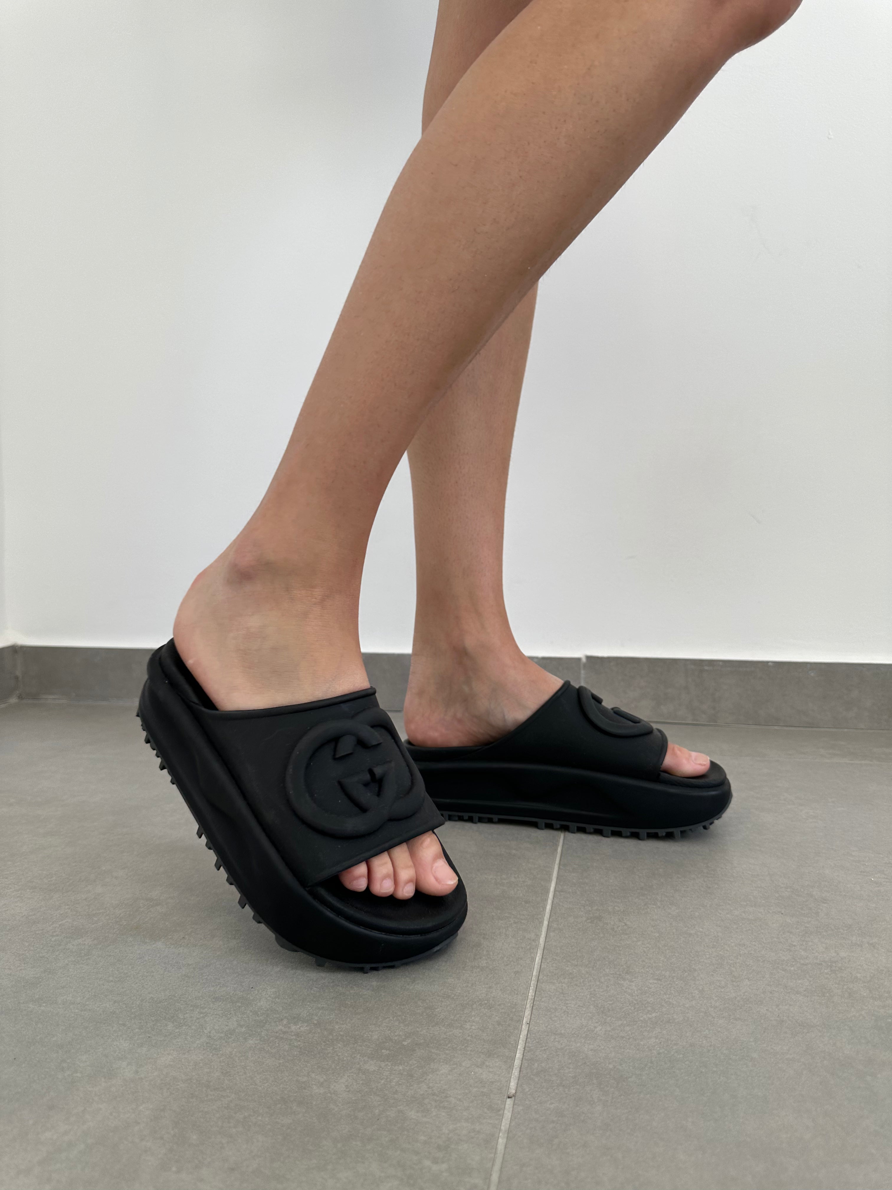 Interlocking G slide sandals