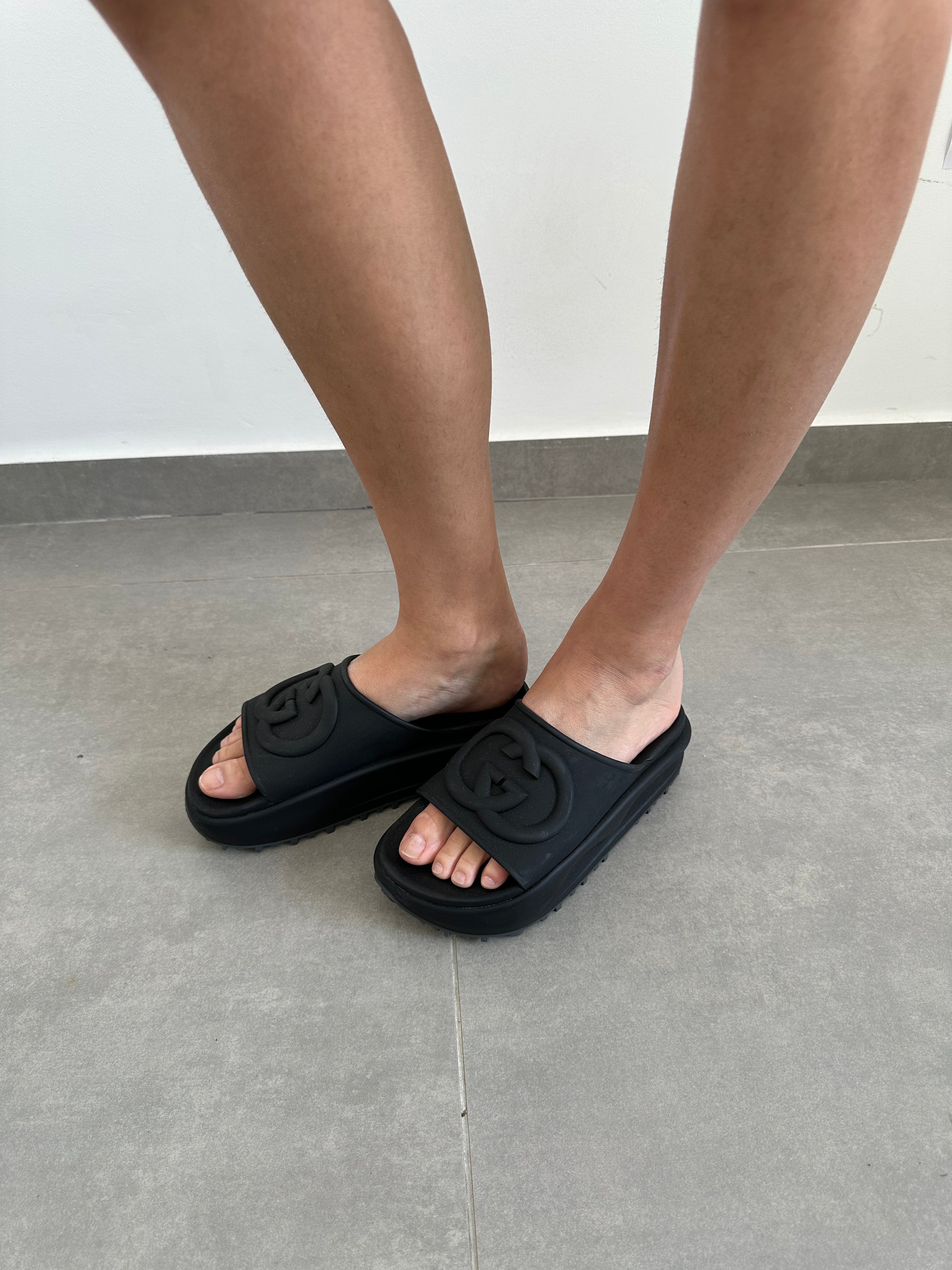 Interlocking G slide sandals